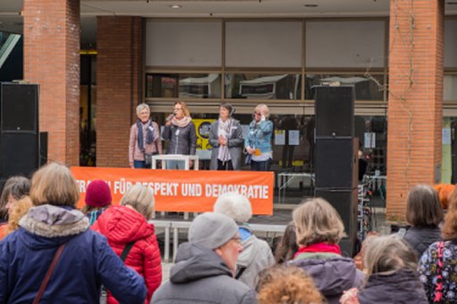 Die vier Organisatorinnen auf der Bühne